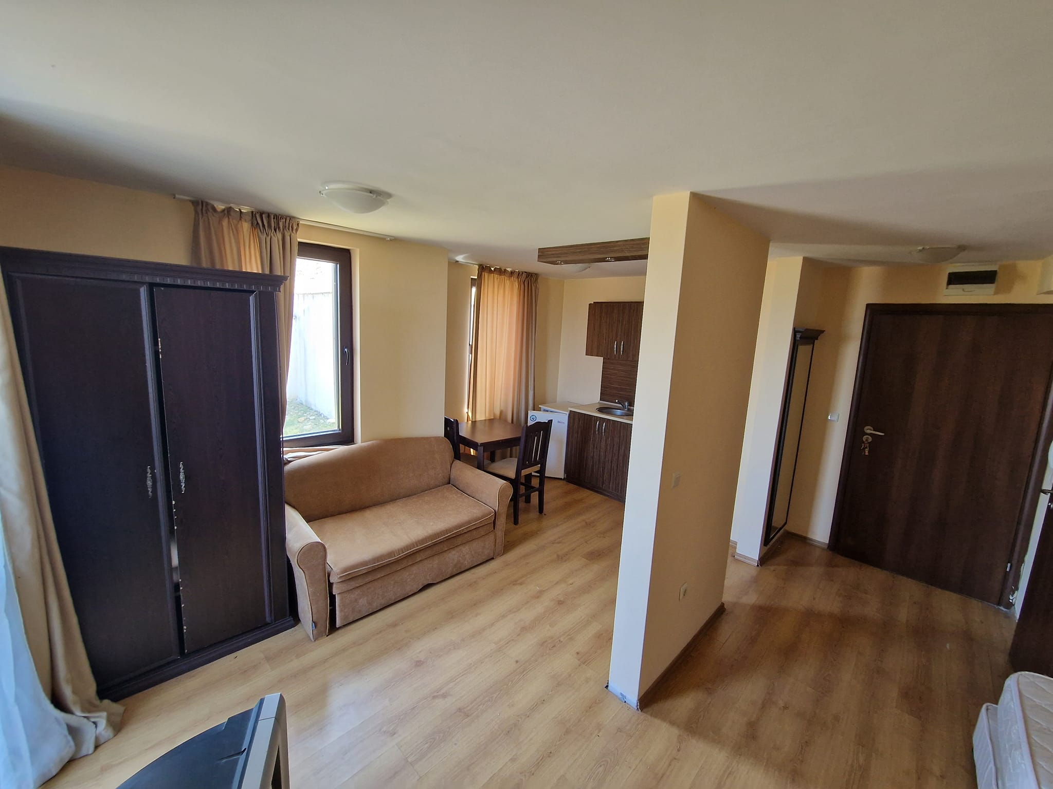 Обзаведено студио със собствен вход за продажба в комплекс Роял Парк