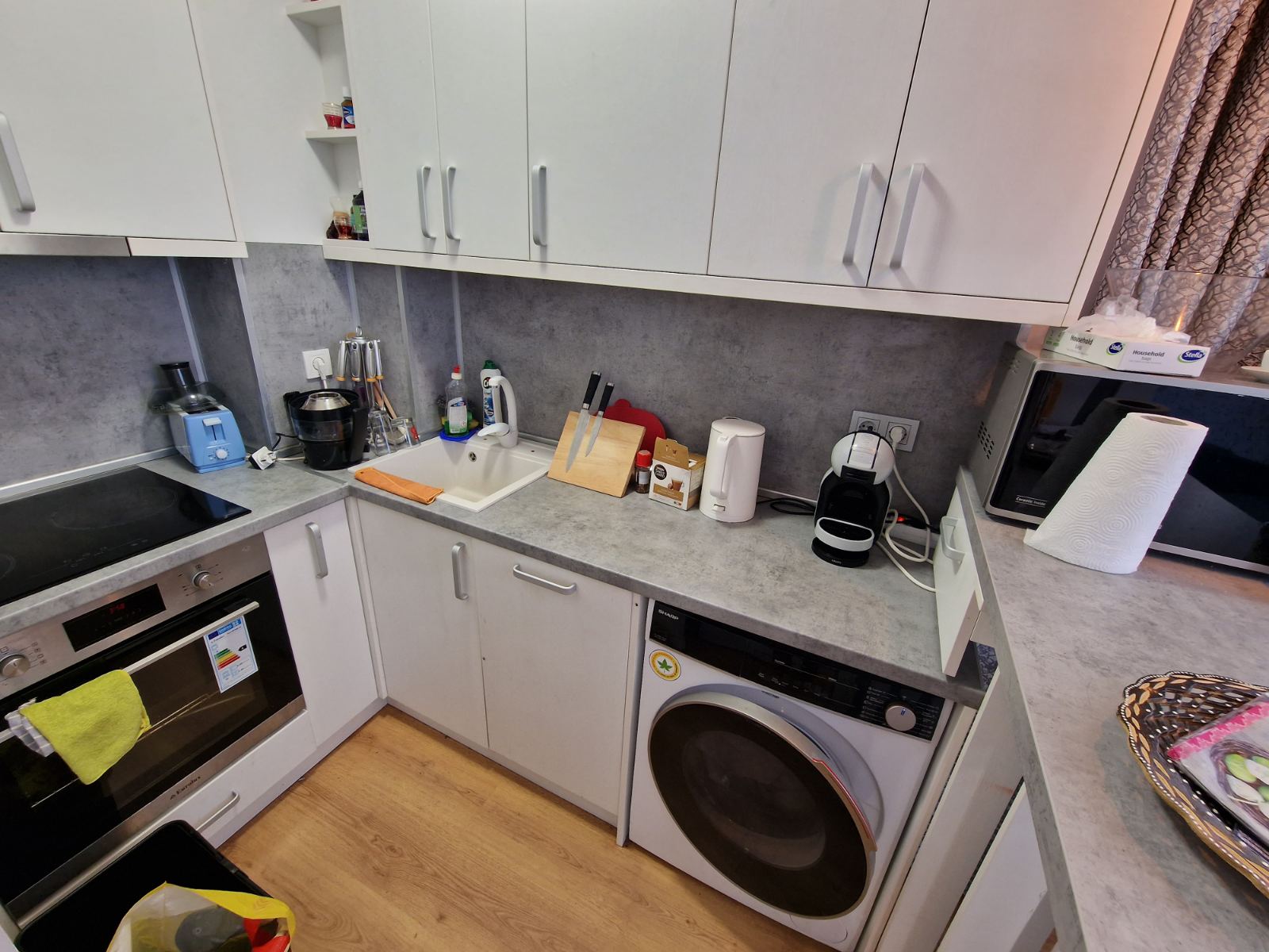 Артистично обзаведен двустаен апартамент за продажба в комплекс Роял Парк