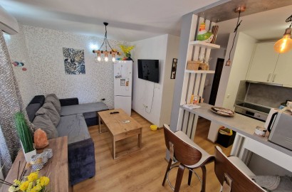 Артистично обзаведен двустаен апартамент за продажба в комплекс Роял Парк