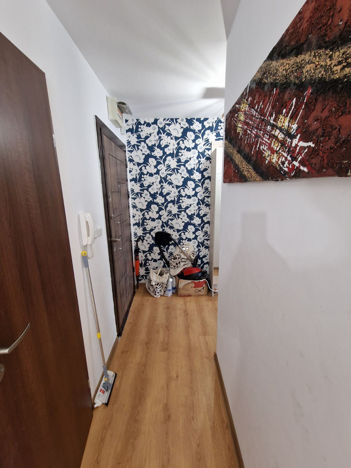 Артистично обзаведен двустаен апартамент за продажба в комплекс Роял Парк