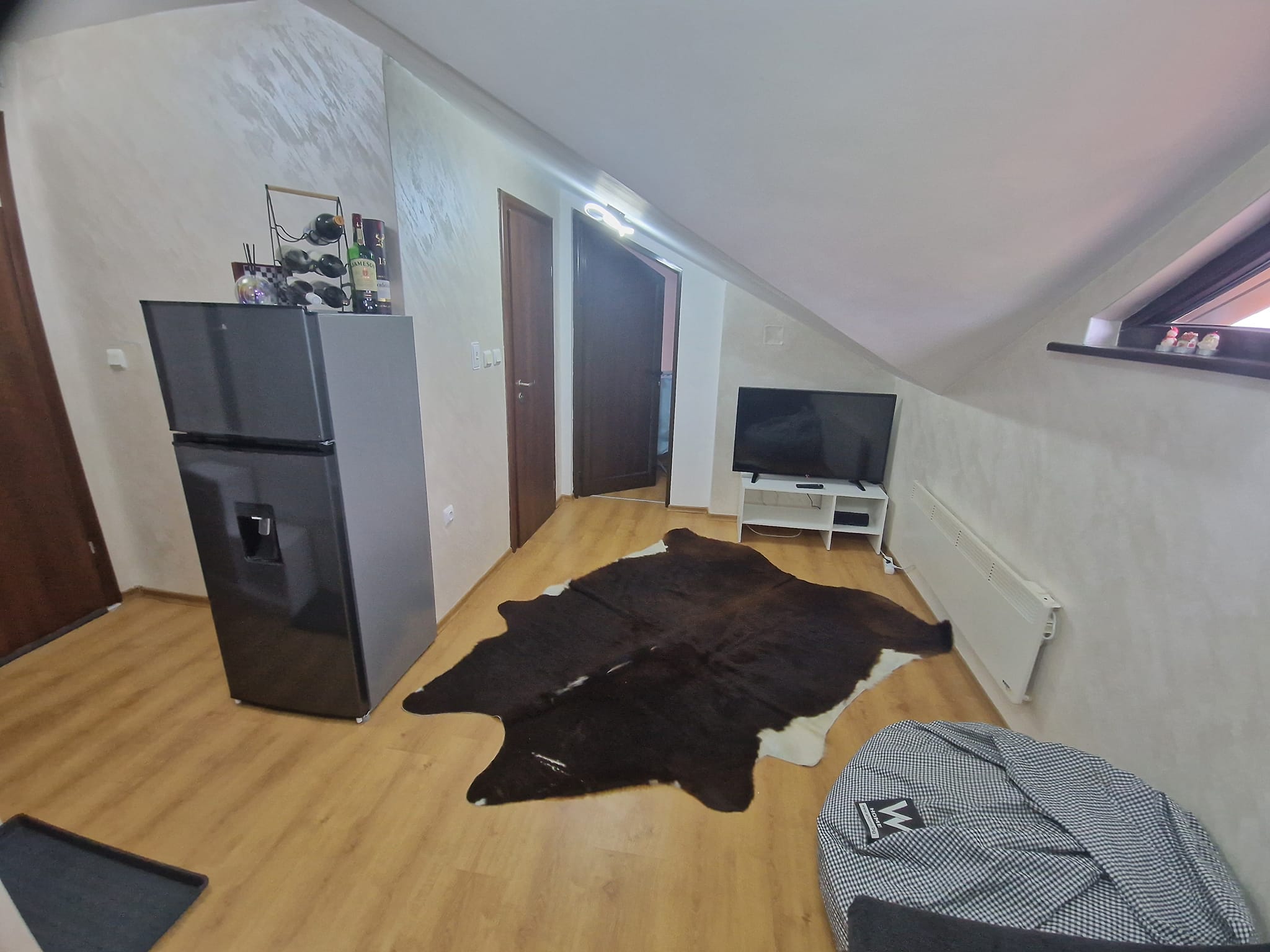 Малък модерно обзаведен двустаен апартамент за продажба на изгодна цена