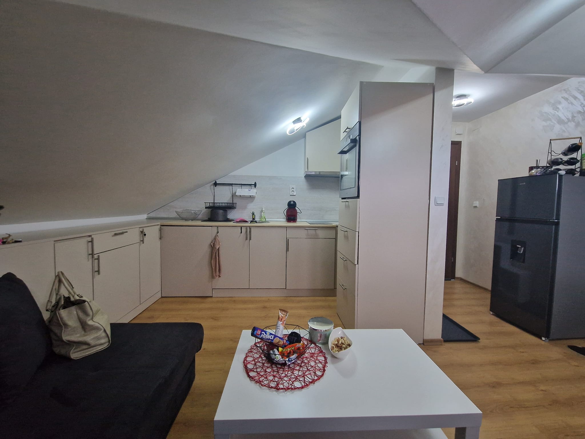 Малък модерно обзаведен двустаен апартамент за продажба на изгодна цена