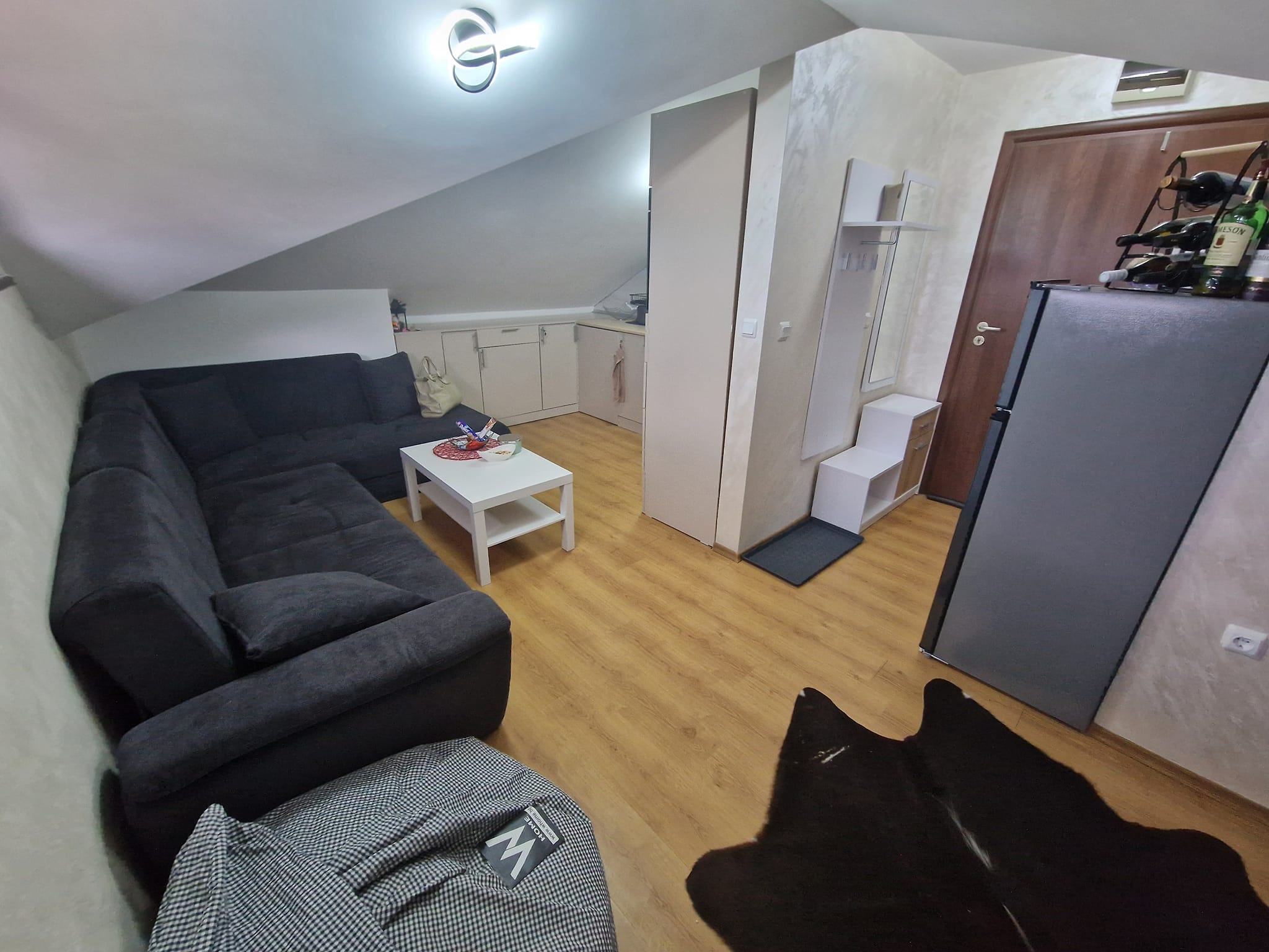 Малък модерно обзаведен двустаен апартамент за продажба на изгодна цена