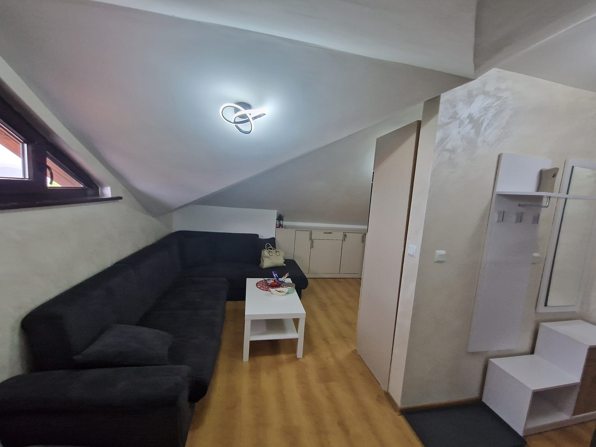 Малък модерно обзаведен двустаен апартамент за продажба на изгодна цена