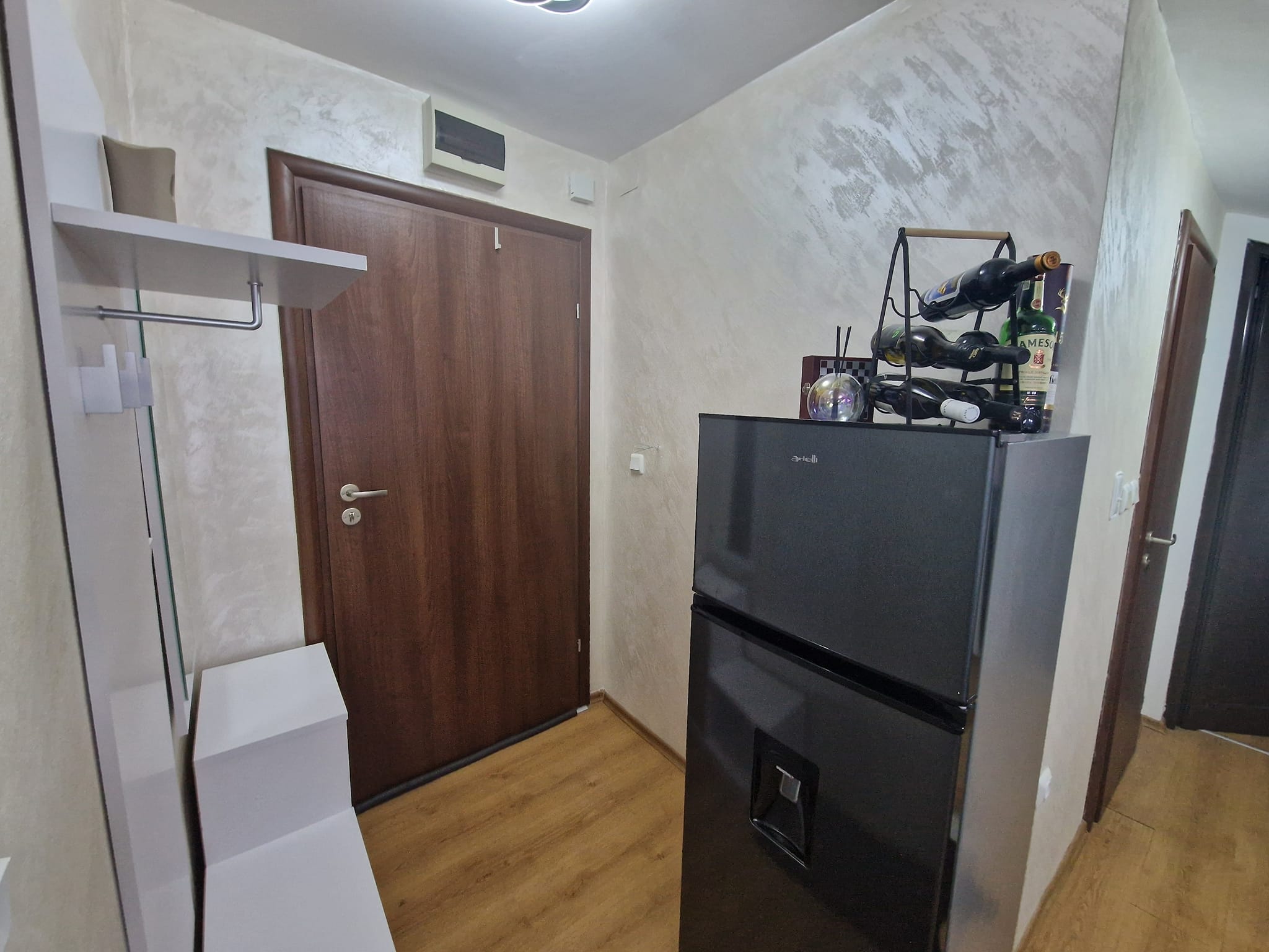 Малък модерно обзаведен двустаен апартамент за продажба на изгодна цена