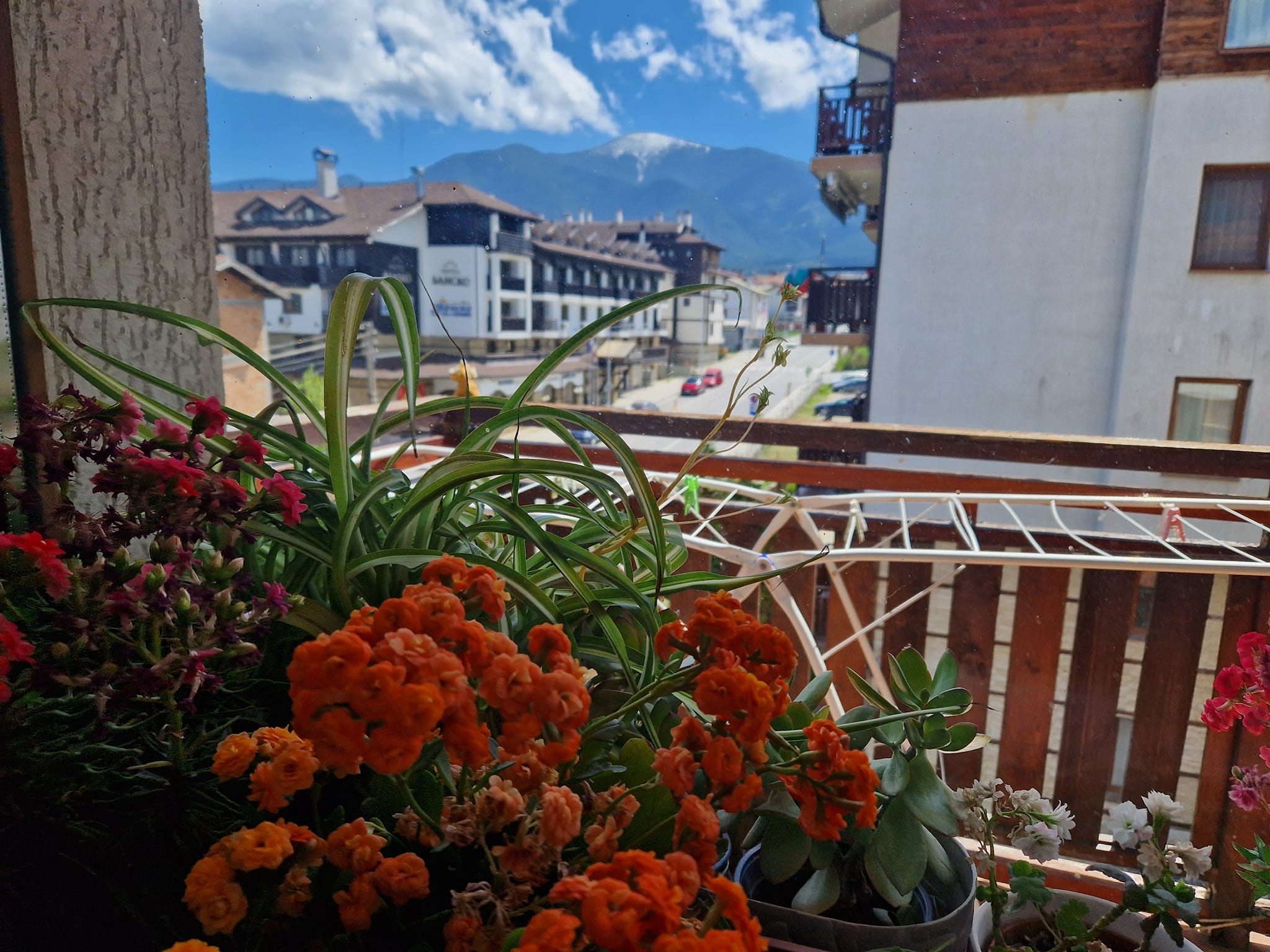 Просторно обзаведено студио с южна тераса за продажба в Банско