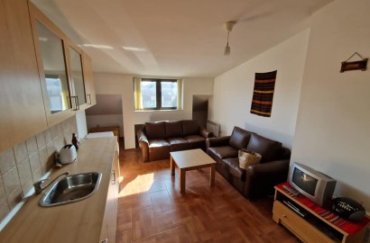 Изгоден тристаен апартамент в жилищна сграда без такса поддръжка