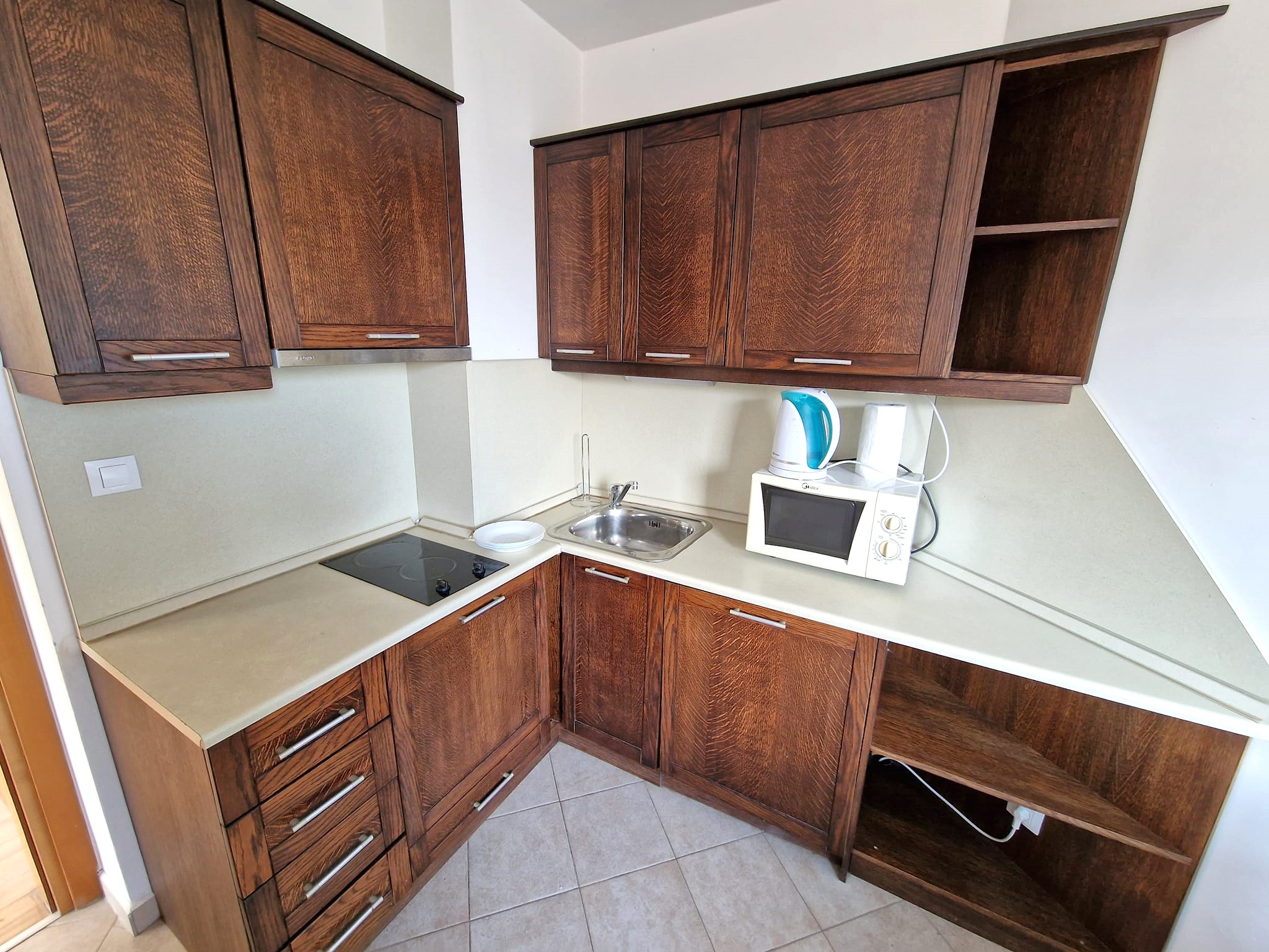 Южен двустаен апартамент на 200 метра от хотел Кемпински и Ресторант Виктория