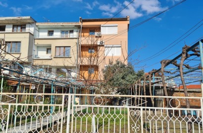 1/2 от четириетажна къща в централната част на Ахелой