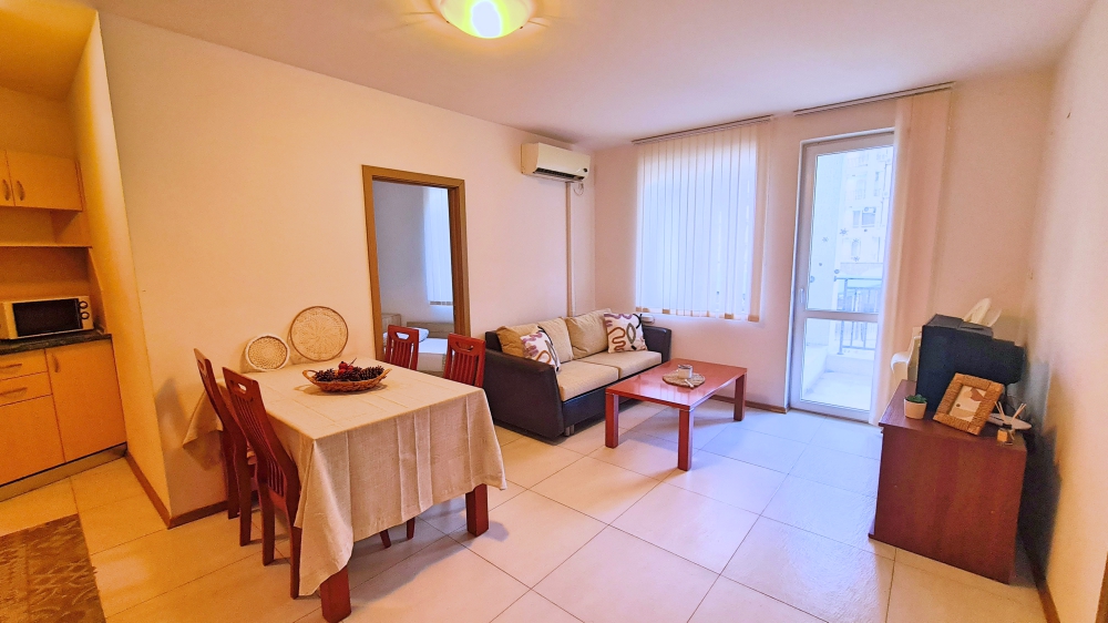 Тристаен обзаведен апартамент с гледка басейн в красив комплекс