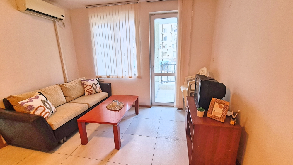 Тристаен обзаведен апартамент с гледка басейн в красив комплекс