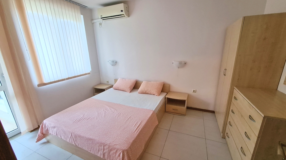 Тристаен обзаведен апартамент с гледка басейн в красив комплекс