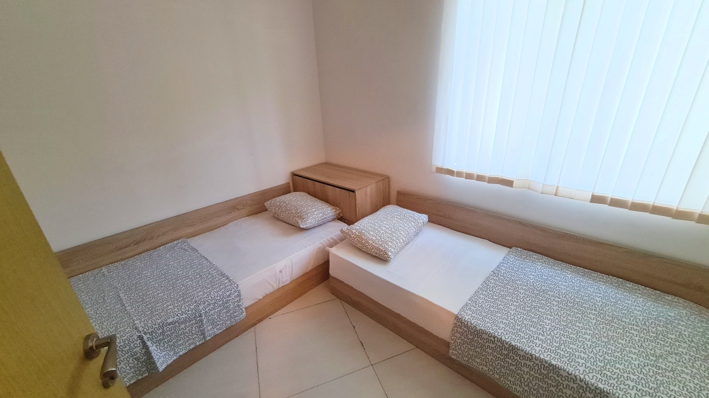 Тристаен обзаведен апартамент с гледка басейн в красив комплекс