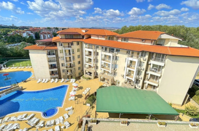 Тристаен обзаведен апартамент с гледка басейн в красив комплекс