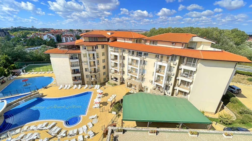 Тристаен обзаведен апартамент с гледка басейн в красив комплекс