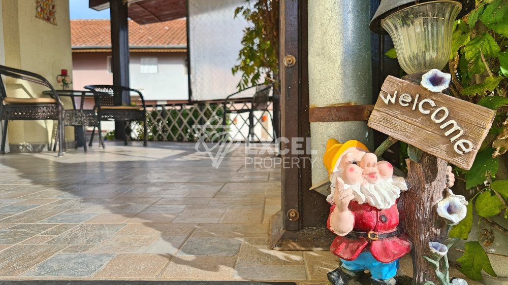 Самостоятелна изцяло обзаведена къща с двор и барбекю