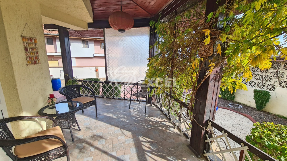 Самостоятелна изцяло обзаведена къща с двор и барбекю