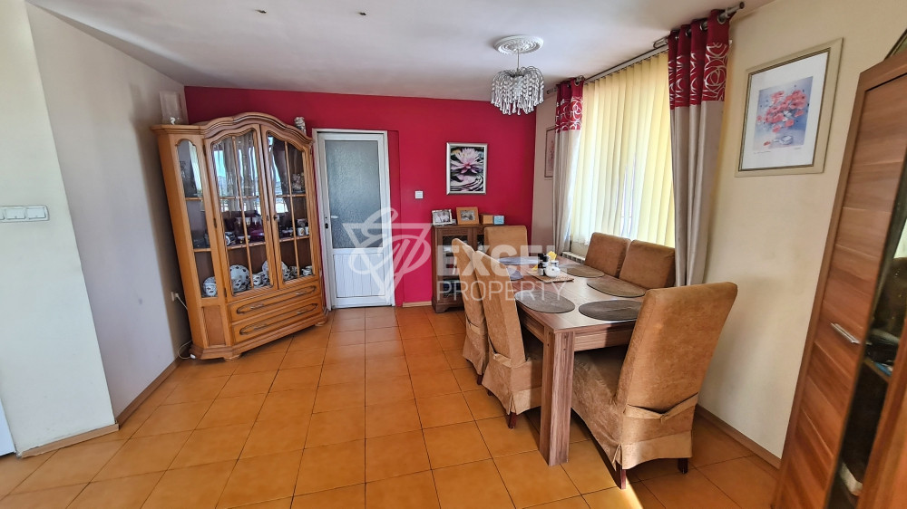 Самостоятелна изцяло обзаведена къща с двор и барбекю