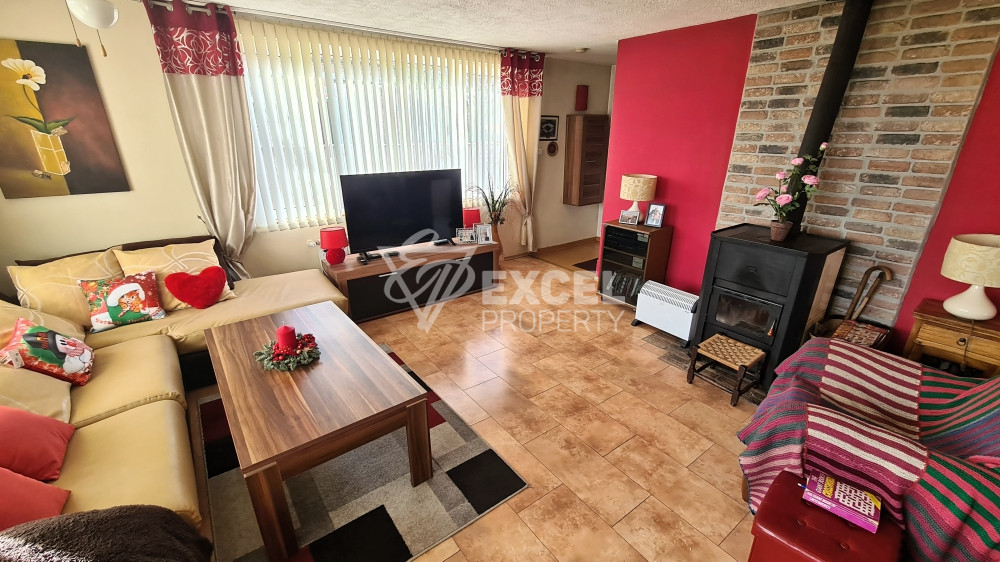 Самостоятелна изцяло обзаведена къща с двор и барбекю