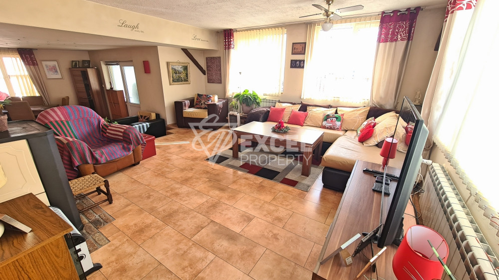 Самостоятелна изцяло обзаведена къща с двор и барбекю