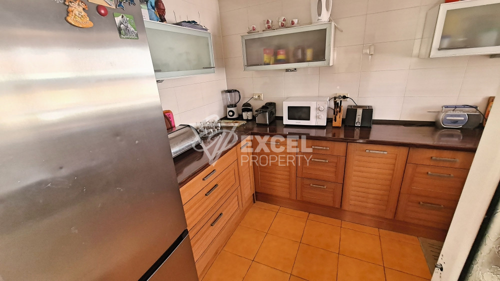 Самостоятелна изцяло обзаведена къща с двор и барбекю