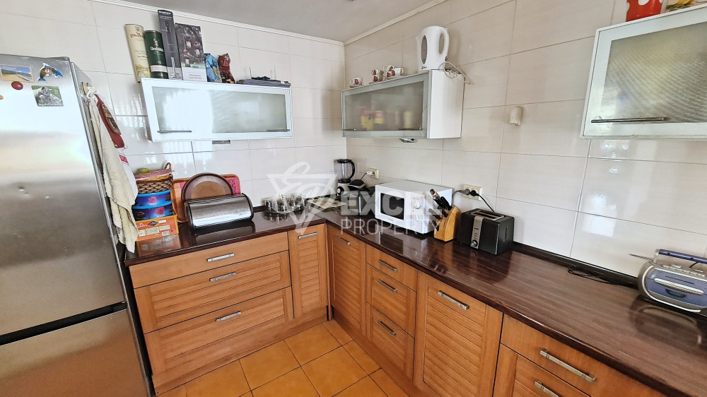 Самостоятелна изцяло обзаведена къща с двор и барбекю