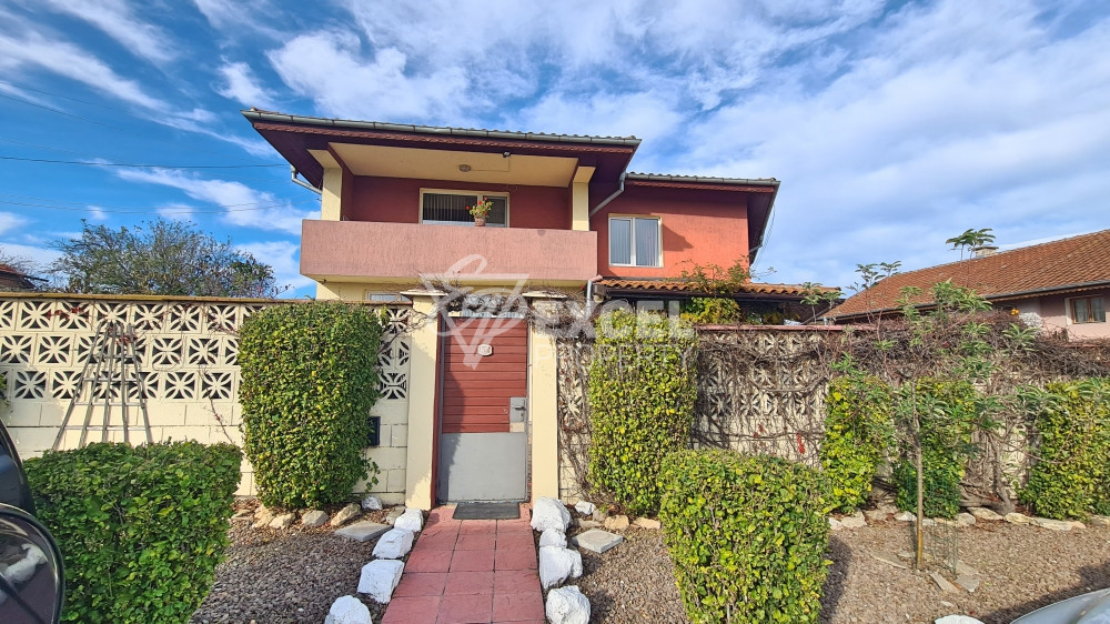 Самостоятелна изцяло обзаведена къща с двор и барбекю