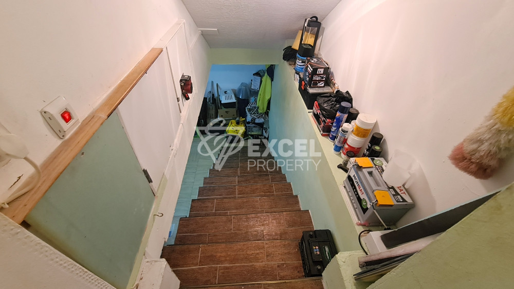 Самостоятелна изцяло обзаведена къща с двор и барбекю