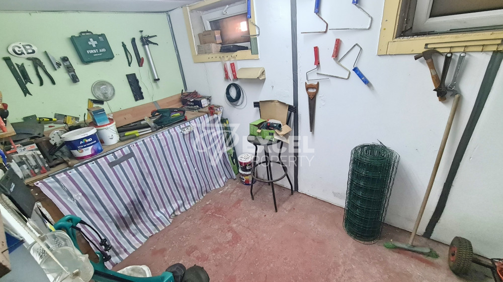 Самостоятелна изцяло обзаведена къща с двор и барбекю