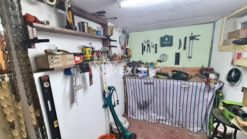 Самостоятелна изцяло обзаведена къща с двор и барбекю