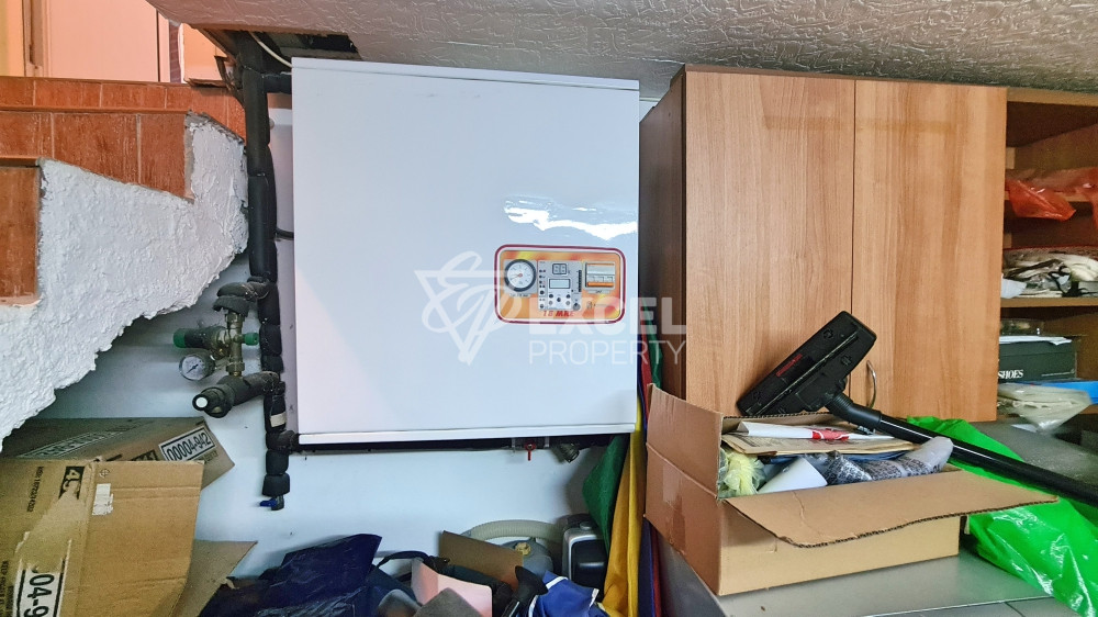 Самостоятелна изцяло обзаведена къща с двор и барбекю