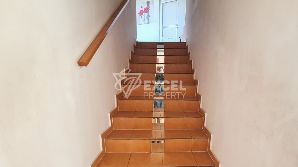 Самостоятелна изцяло обзаведена къща с двор и барбекю