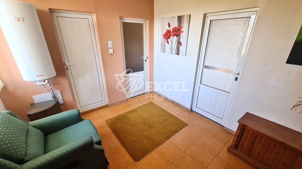 Самостоятелна изцяло обзаведена къща с двор и барбекю