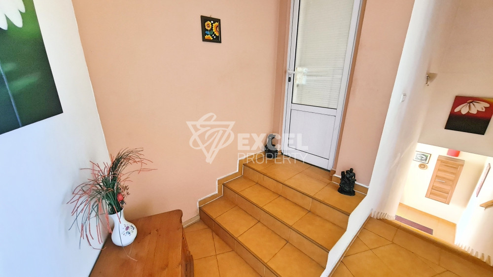 Самостоятелна изцяло обзаведена къща с двор и барбекю