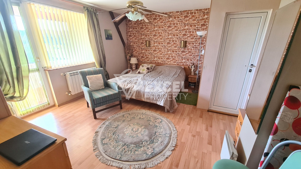 Самостоятелна изцяло обзаведена къща с двор и барбекю