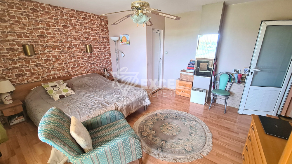 Самостоятелна изцяло обзаведена къща с двор и барбекю