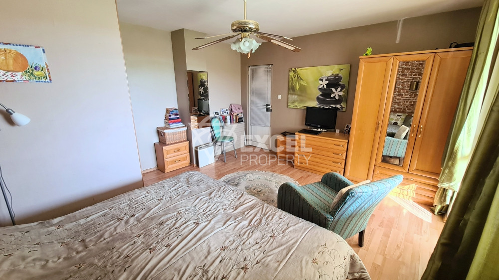 Самостоятелна изцяло обзаведена къща с двор и барбекю