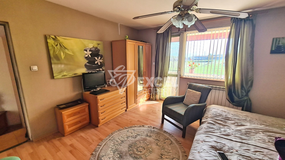 Самостоятелна изцяло обзаведена къща с двор и барбекю