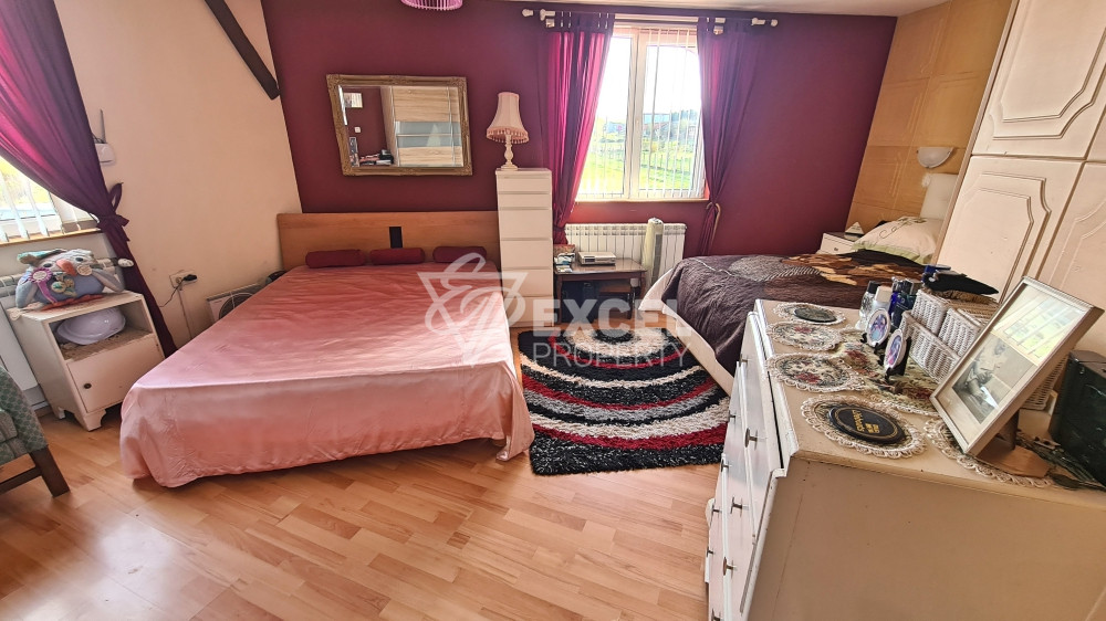 Самостоятелна изцяло обзаведена къща с двор и барбекю