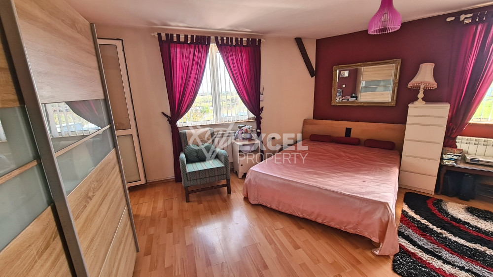 Самостоятелна изцяло обзаведена къща с двор и барбекю