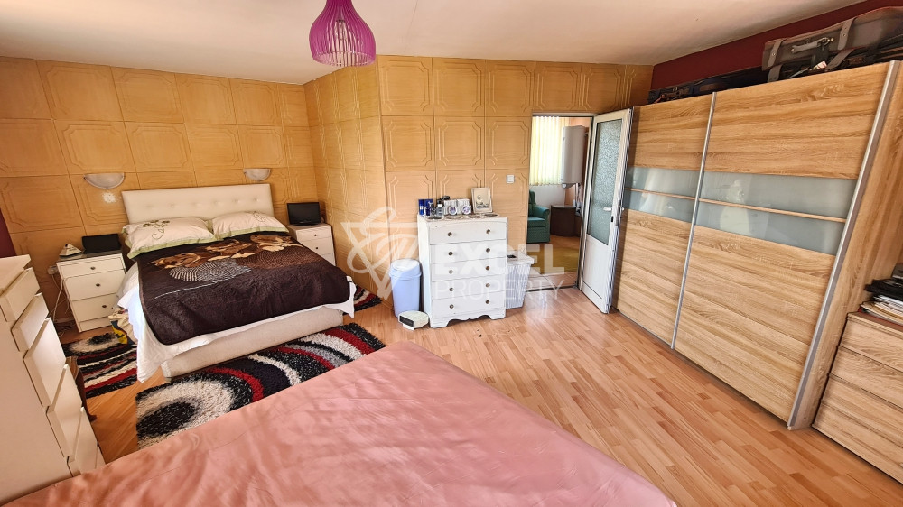 Самостоятелна изцяло обзаведена къща с двор и барбекю