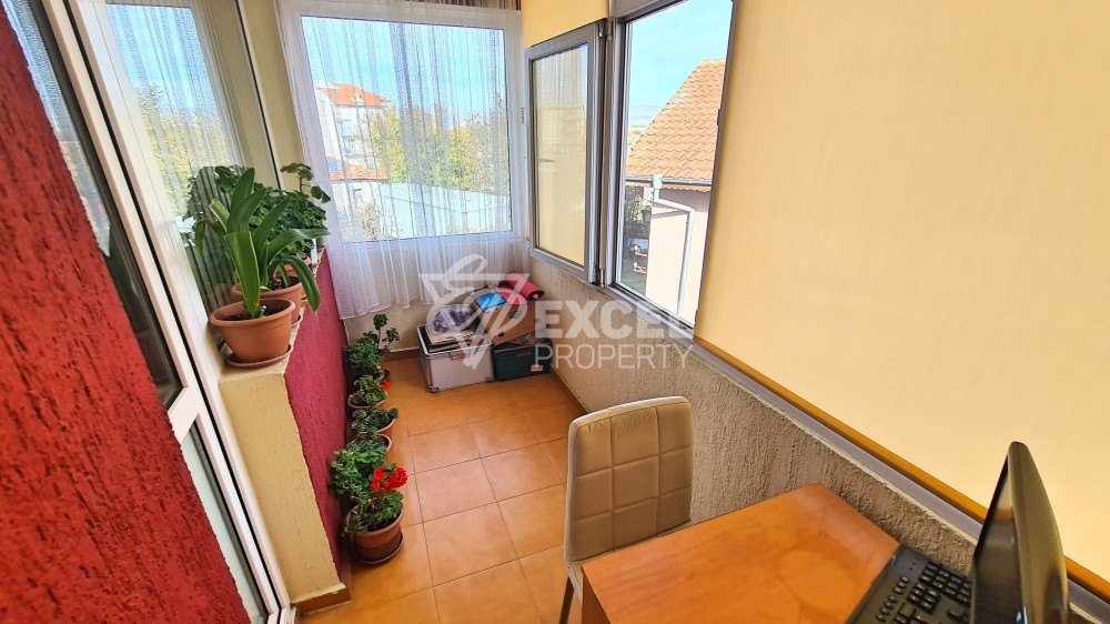 Самостоятелна изцяло обзаведена къща с двор и барбекю