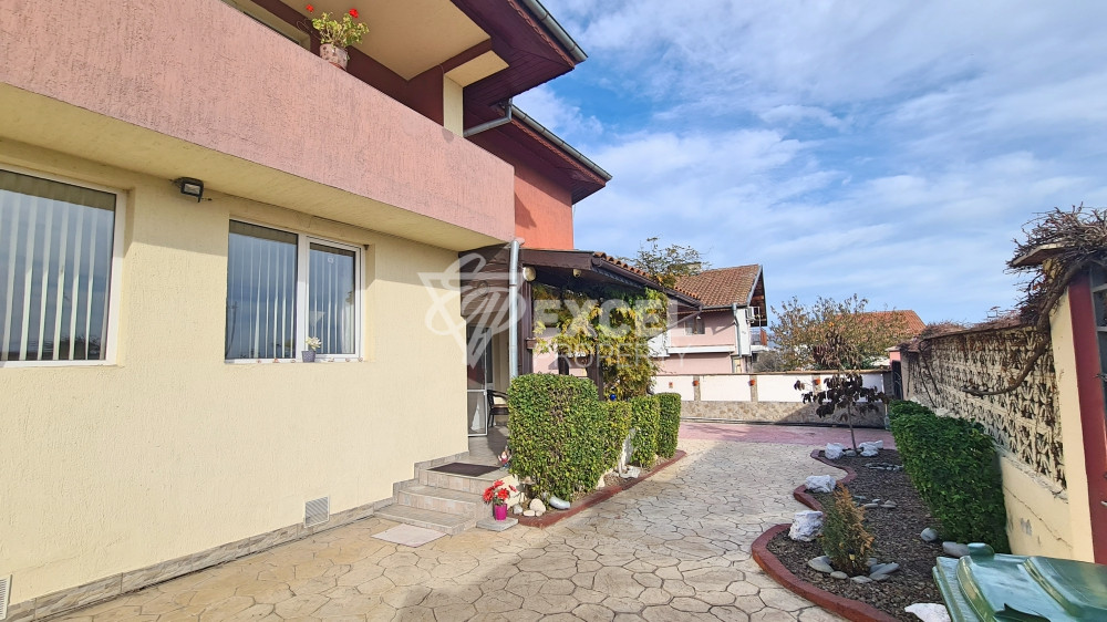 Самостоятелна изцяло обзаведена къща с двор и барбекю