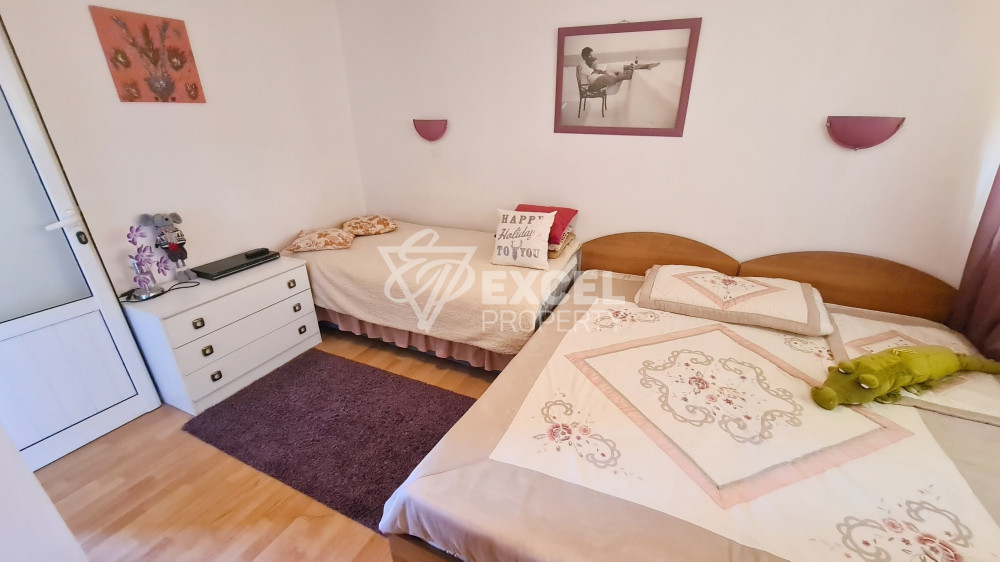 Самостоятелна изцяло обзаведена къща с двор и барбекю