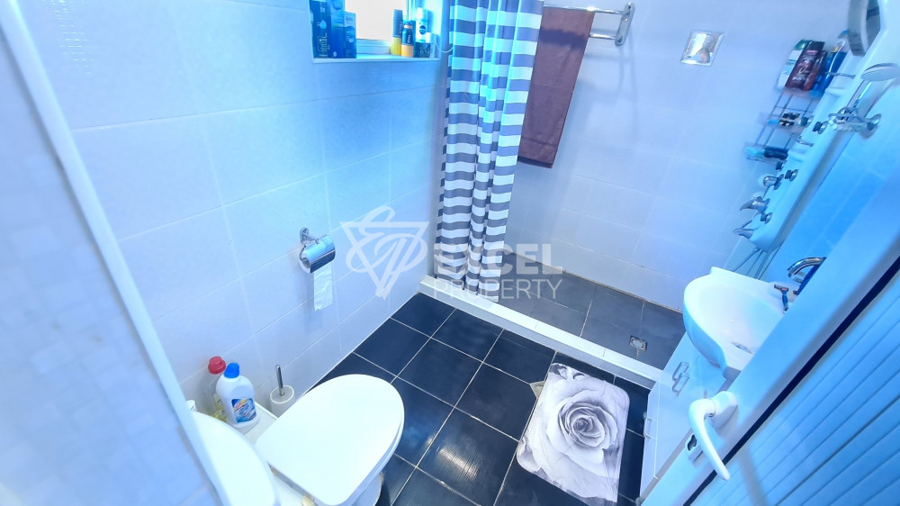 Самостоятелна изцяло обзаведена къща с двор и барбекю