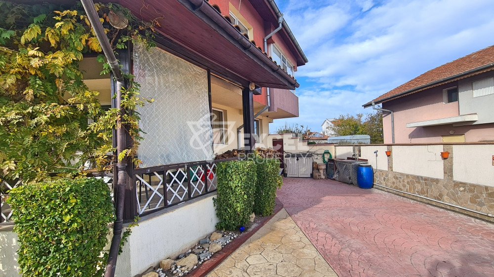 Самостоятелна изцяло обзаведена къща с двор и барбекю