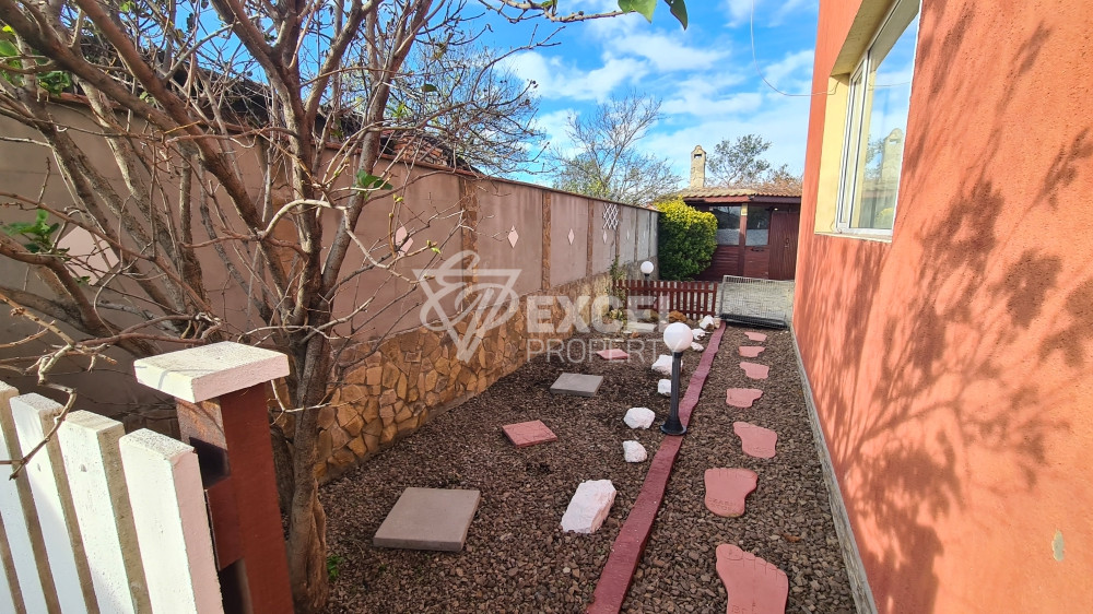 Самостоятелна изцяло обзаведена къща с двор и барбекю