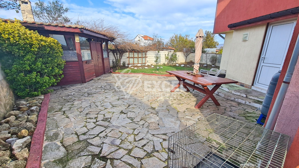 Самостоятелна изцяло обзаведена къща с двор и барбекю