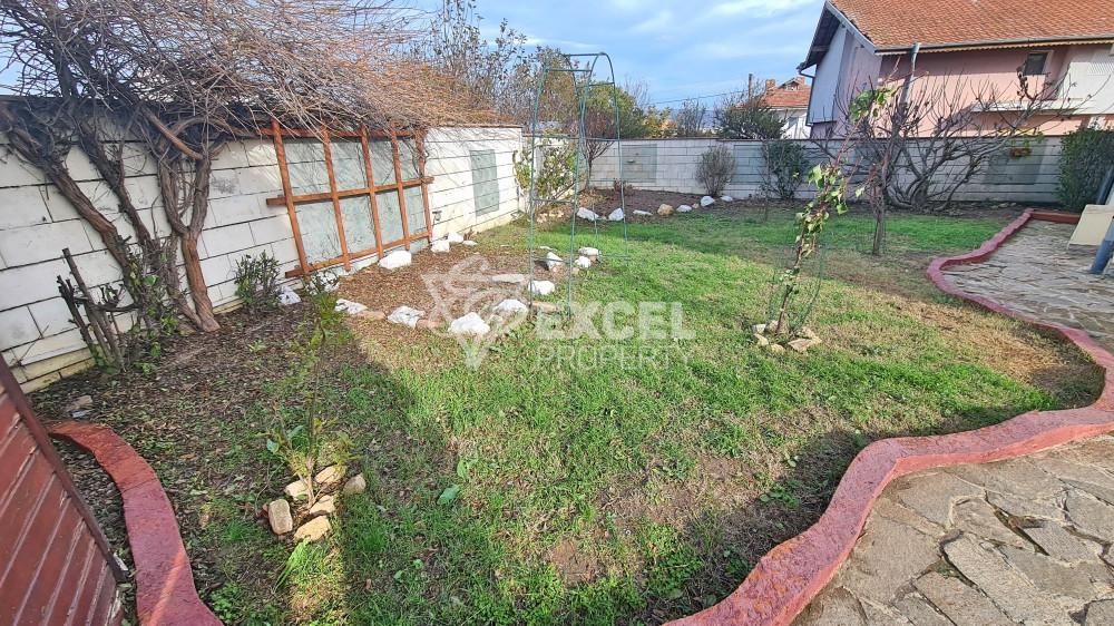 Самостоятелна изцяло обзаведена къща с двор и барбекю