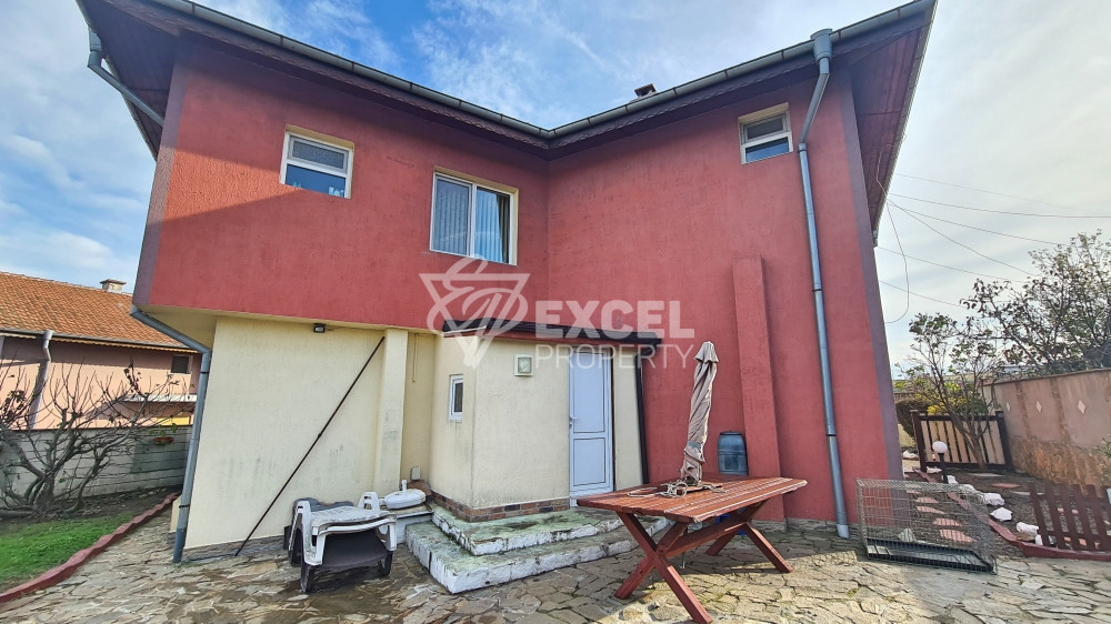 Самостоятелна изцяло обзаведена къща с двор и барбекю